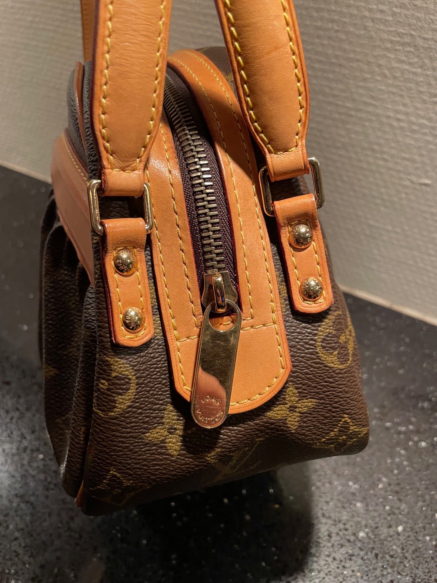 LOUIS VUITTON SHOULDERBAG