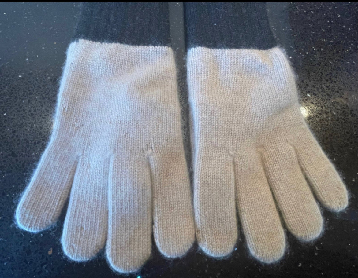 CHANEL GLOVES IN CASHMERE