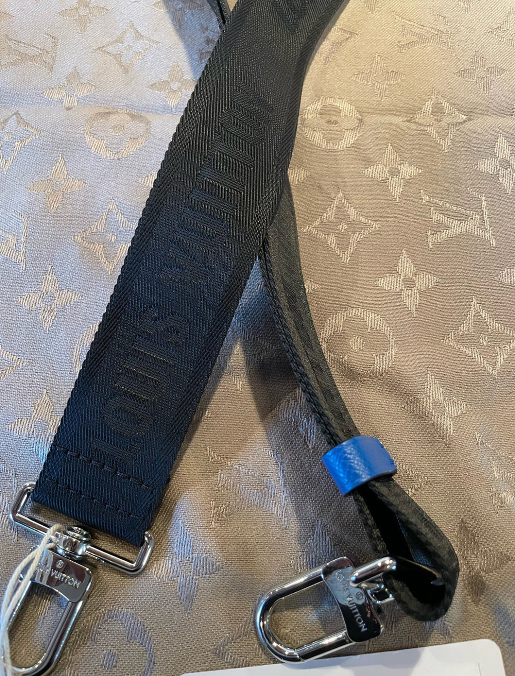 LOUIS VUITTON STRAP IN BLACK