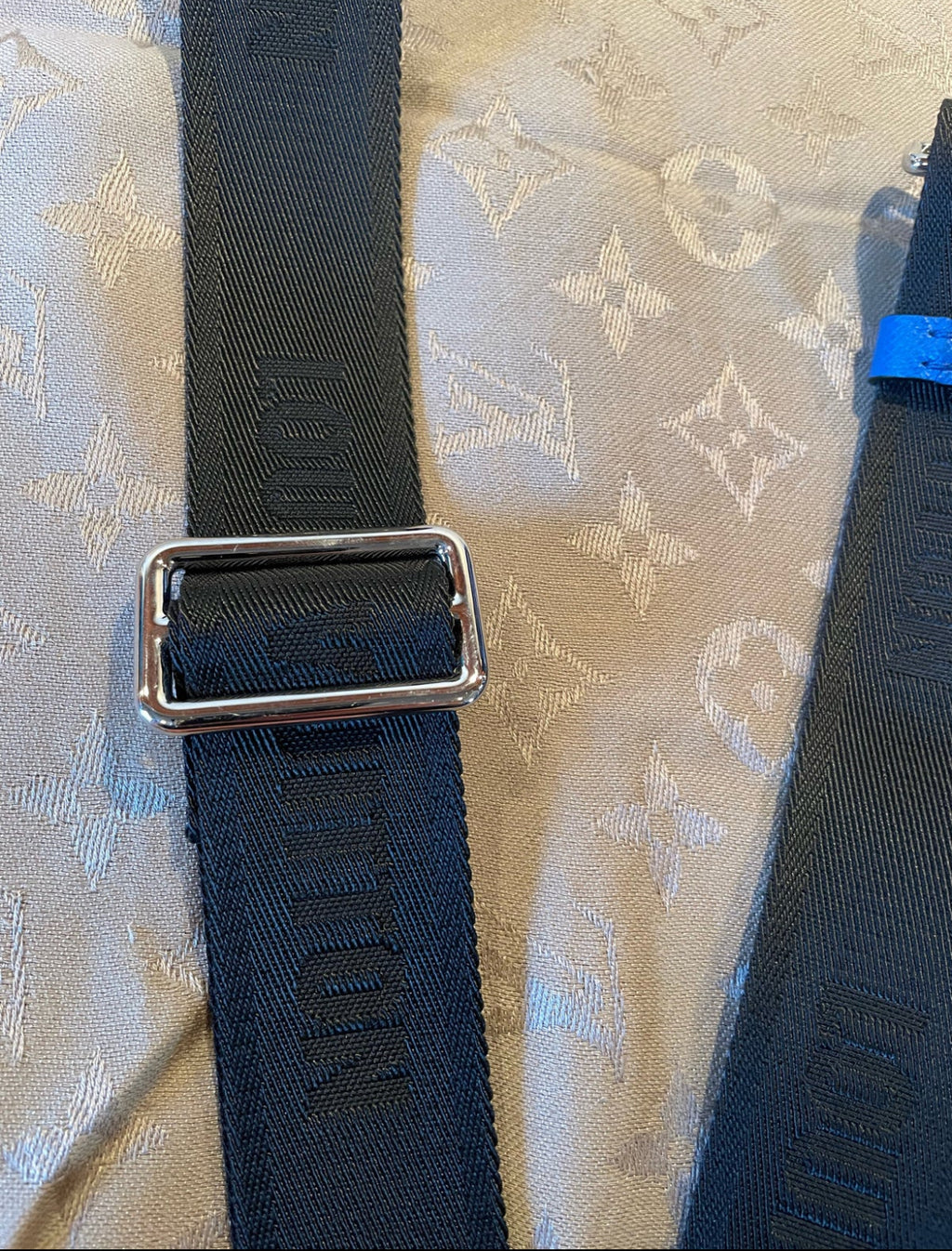 LOUIS VUITTON STRAP IN BLACK
