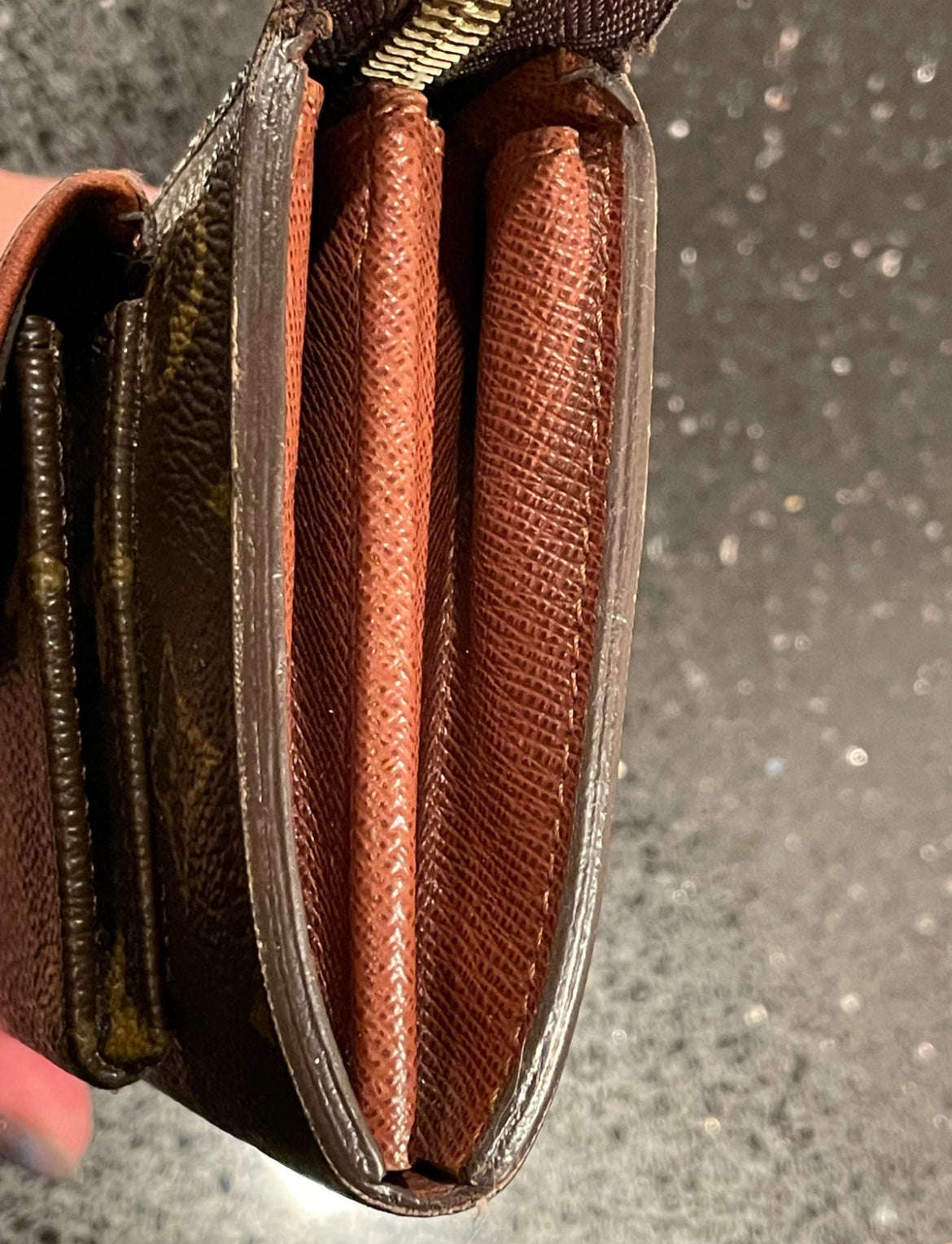 LOUIS VUITTON CLUTCH/ WALLET