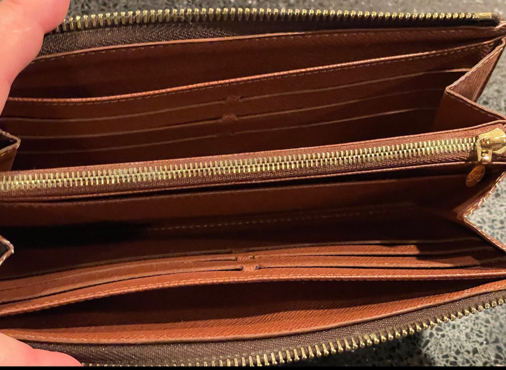 LOUIS VUITTON CLUTCH/ WALLET